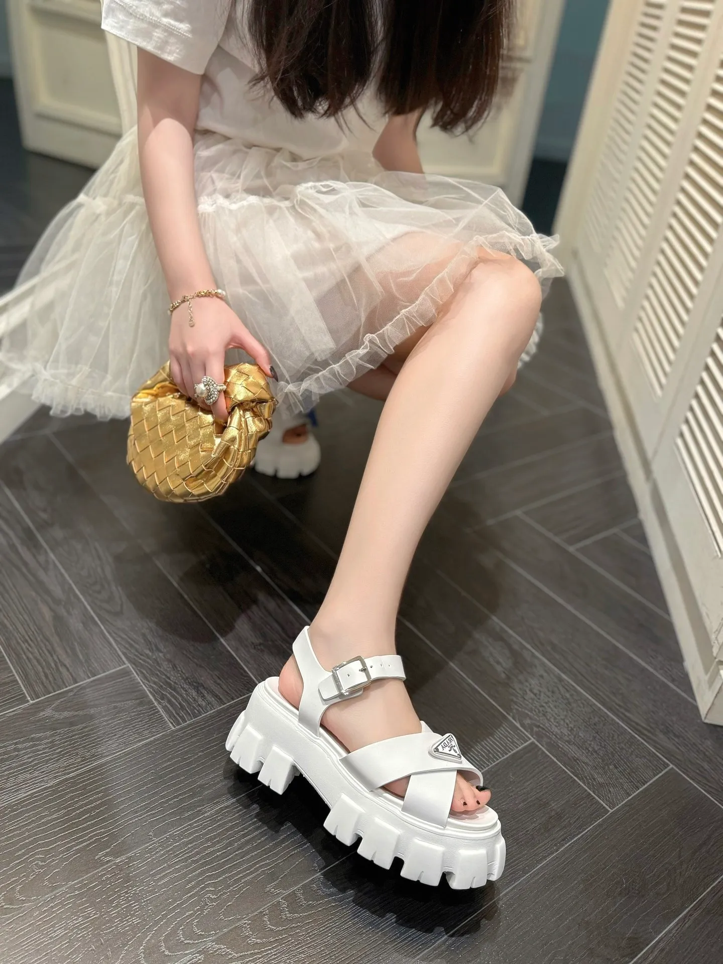👟👟Ex-factory price 460👟👟 prada Roman shoes will definitely make you fall in love with them! The latest spring and summer sawtooth Roman braided thick-soled sandals E64, retro, fashionable and avant-garde gear teeth, 55mm thick-soled soles and uppers, making the whole pair of shoes light and comfortable. Bright colors, a variety of choices to satisfy fashionable people of different styles! The iconic metal triangle logo is paired with the shape of ancient beach sandals. Every design element is fashionable! Color: black and white Size: 35-41
